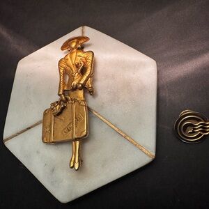 Chic Vintage Gold Fashion Brooch